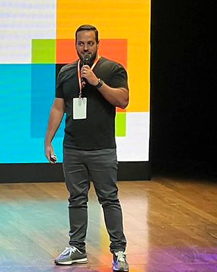 Moizes Junior palestrando no evento Cloudera Evolve 23 sobre o Lakehouse do Safra